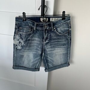 Indigo Rein denim shorts with floral pattern on the right hip. Size 7.